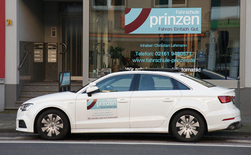 Fahrschule prinzen aussen Aufnahme mit Fahrschulauto